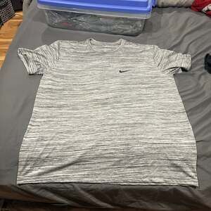 Nike training Shirt Adult XL Gray Heathered left chest Swoosh Training shirt